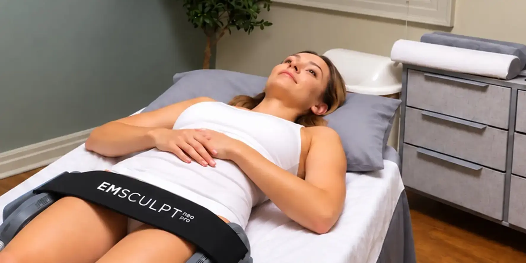 Woman relaxing during an Emsculpt NEO body contouring treatment at Lake Forest Regenesis