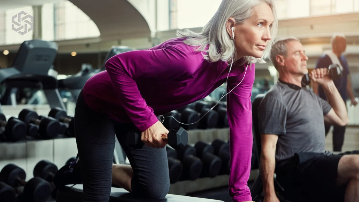Mature woman lifting weights at the gym to maintain muscle mass